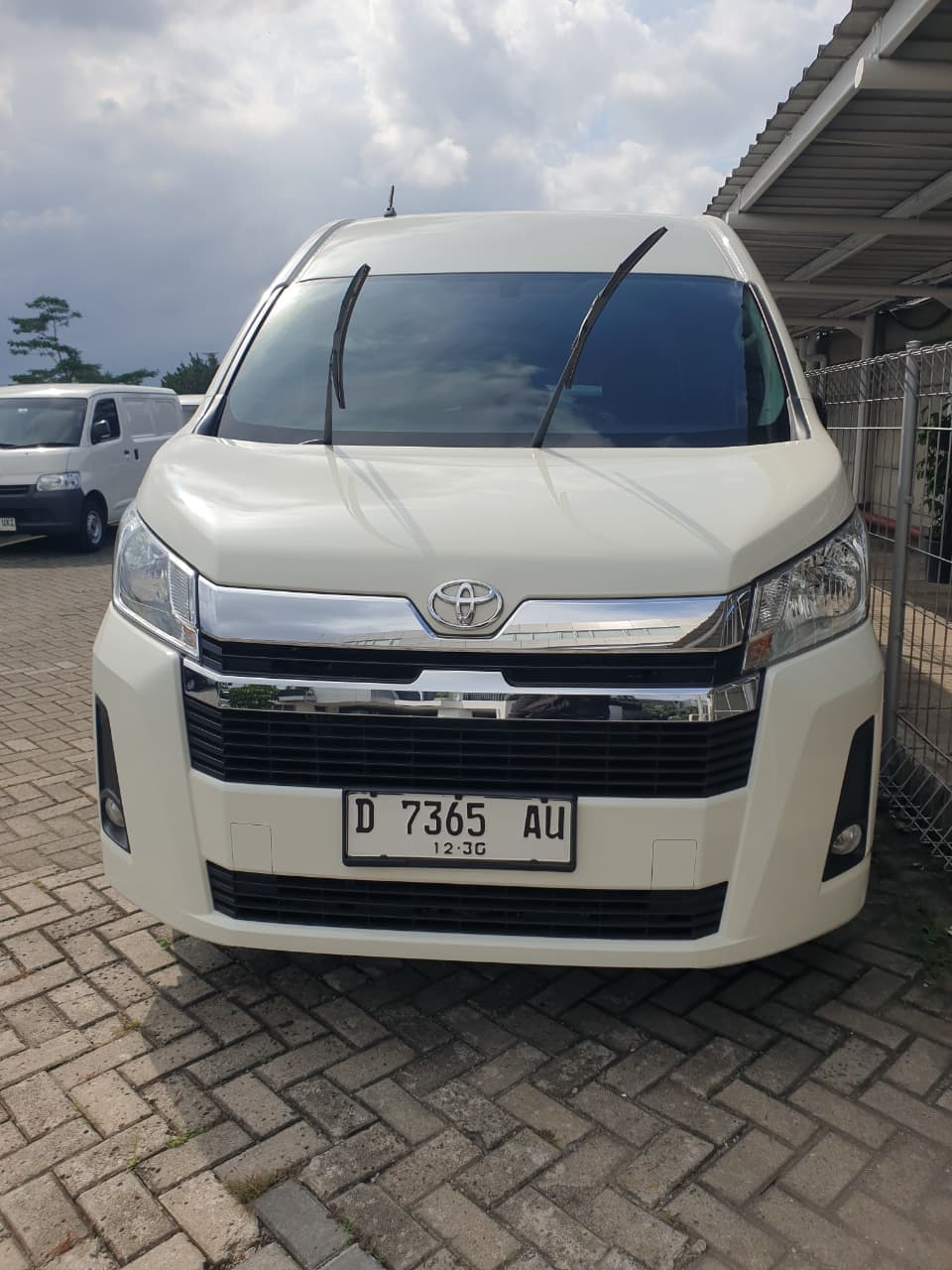Toyota Hiace Premio 1