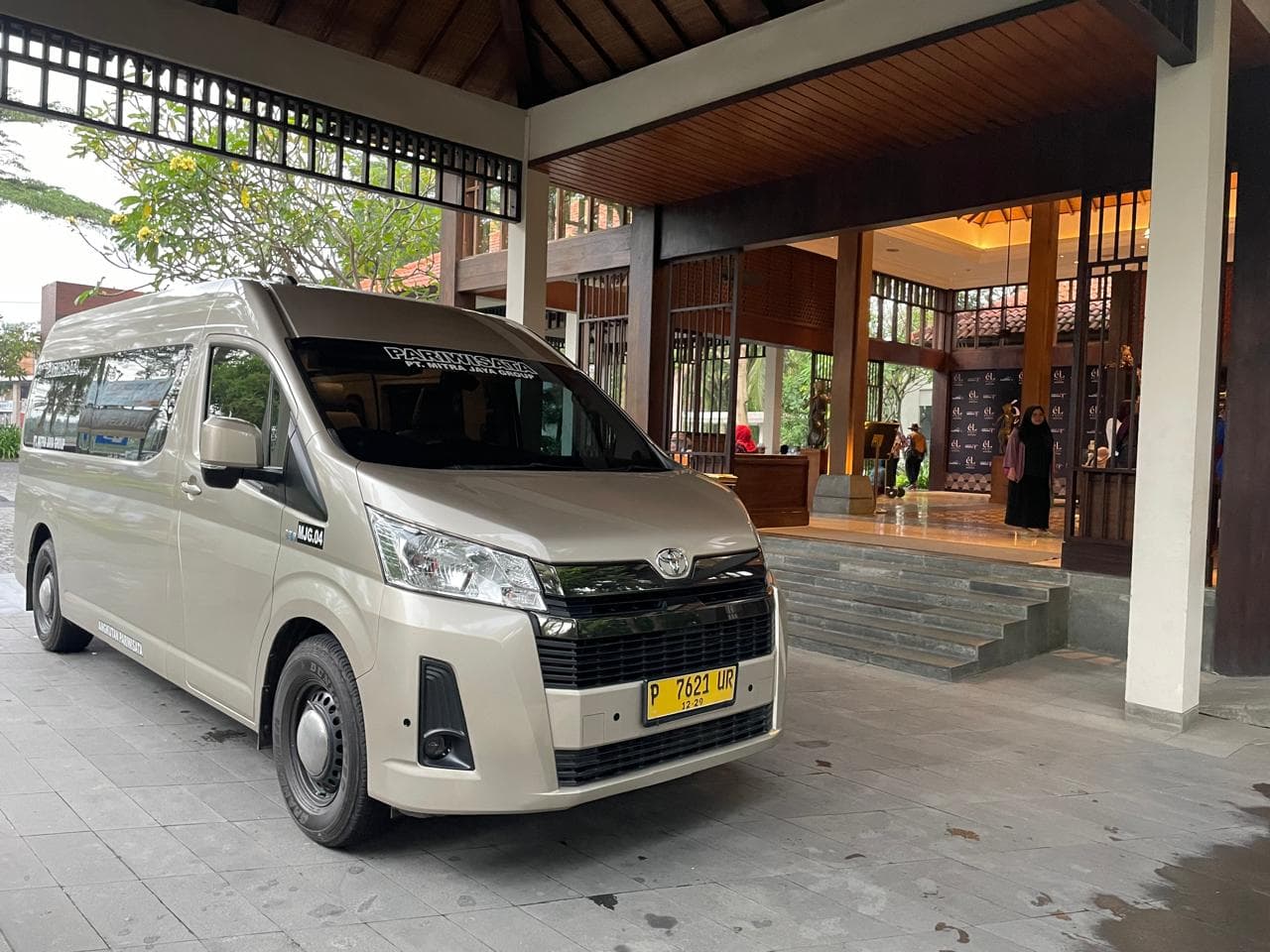 Toyota Hiace Premio 3