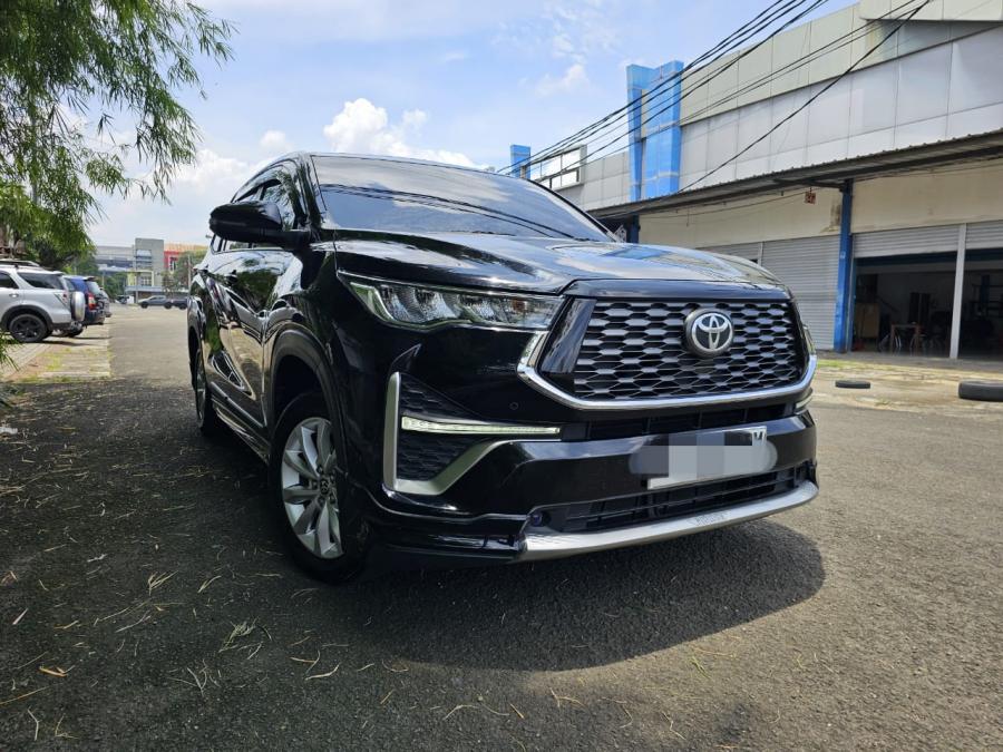 Perjalanan di jalan tol saat senja